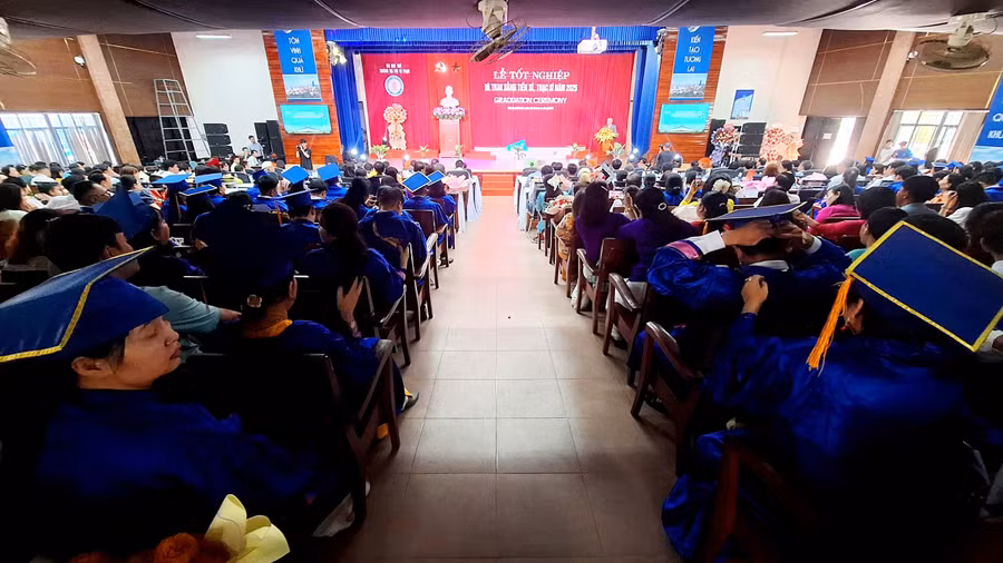 3 nghiên cứu sinh và 442 học viên cao học được trao bằng tiến sĩ và thạc sĩ tại Trường Đại học Sư phạm, Đại học Huế. (Ảnh: Đại Dương)