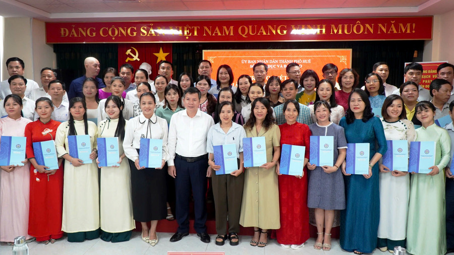 Lãnh đạo Sở GD&ĐT TP Huế trao quyết định thuyên chuyển các giáo viên, nhân viên năm học 2025-2026.