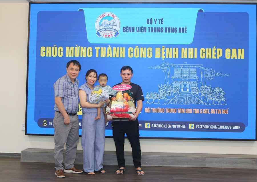 GS.TS Phạm Như Hiệp - Giám đốc Bệnh viện Trung ương Huế tặng hoa chúc mừng gia đình cháu V.Q.H. 1.jpg