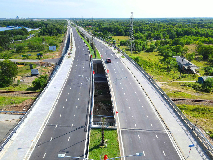 Tuyến đường cứu hộ cứu nạn Phong Điền - Điền Lộc nối phường Phong Điền đến phường Phong Phú vừa được thông xe. 