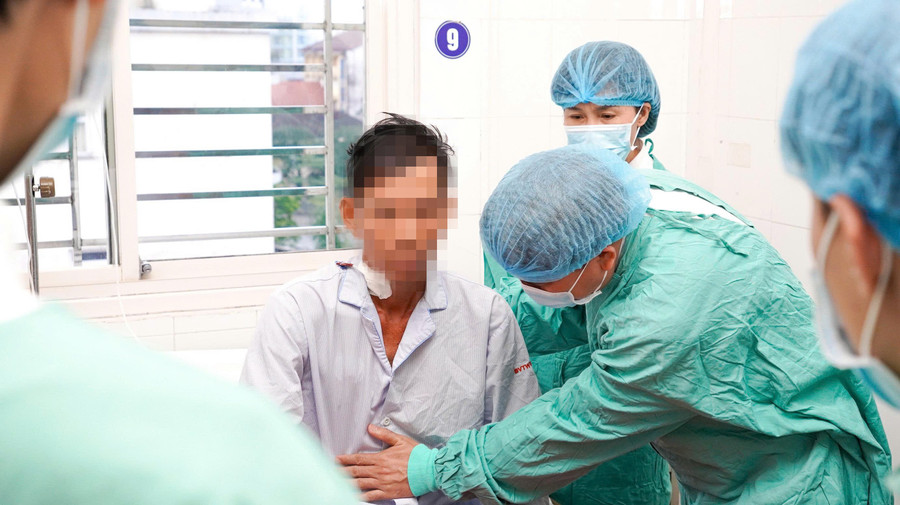 Các bác sĩ Bệnh viện Trung ương Huế kiểm tra sức khỏe bệnh nhân được cắt bỏ thận đa nang "khổng lồ" và ghép thận.