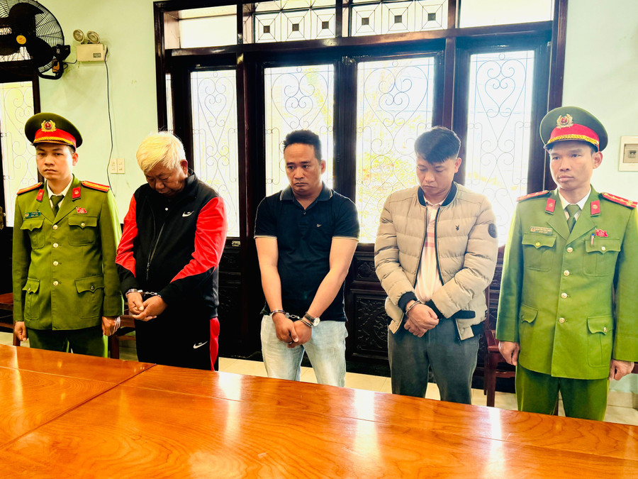 Giám đốc cùng nhân viên Công ty TNHH Khai thác và Chế biến khoáng sản Hucera bị bắt.