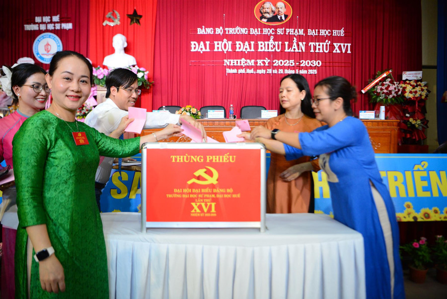 Các đại biểu bỏ phiếu bầu Ban Chấp hành Đảng bộ nhà trường nhiệm kỳ 2025 - 2030. 22.jpg
