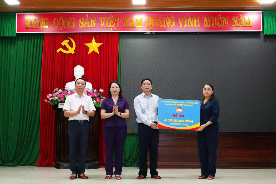 Ủy ban Trung ương Mặt trận Tổ quốc Việt Nam trao 20 tỷ đồng hỗ trợ TP Huế. (Ảnh: UBND TP Huế) 5-1.jpg