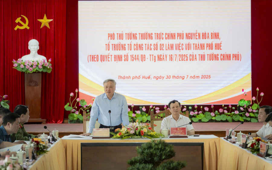 Phó Thủ tướng Thường trực Chính phủ Nguyễn Hòa Bình (đứng) phát biểu chỉ đạo tại buổi làm việc với Ban Thường vụ Thành ủy Huế.