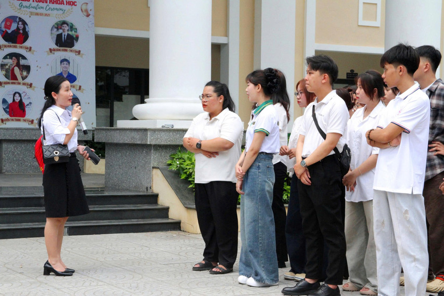 Các giáo viên dặn dò sinh viên trước khi vào môi trường mới thực tập cùng doanh nghiệp. 1.jpg