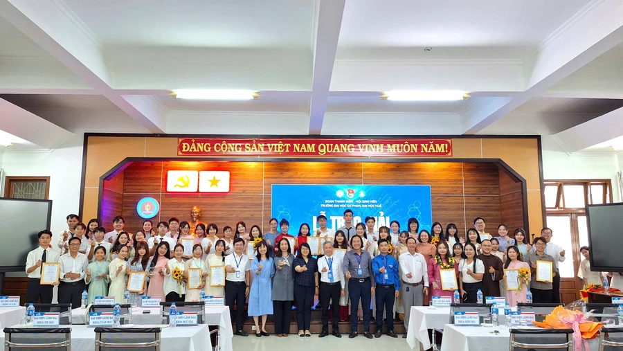 Lãnh đạo Trường Đại học Sư phạm, Đại học Huế cùng các sinh viên, nhóm sinh viên đoạt giải thưởng chụp ảnh lưu niệm. (Ảnh: Đại Dương)