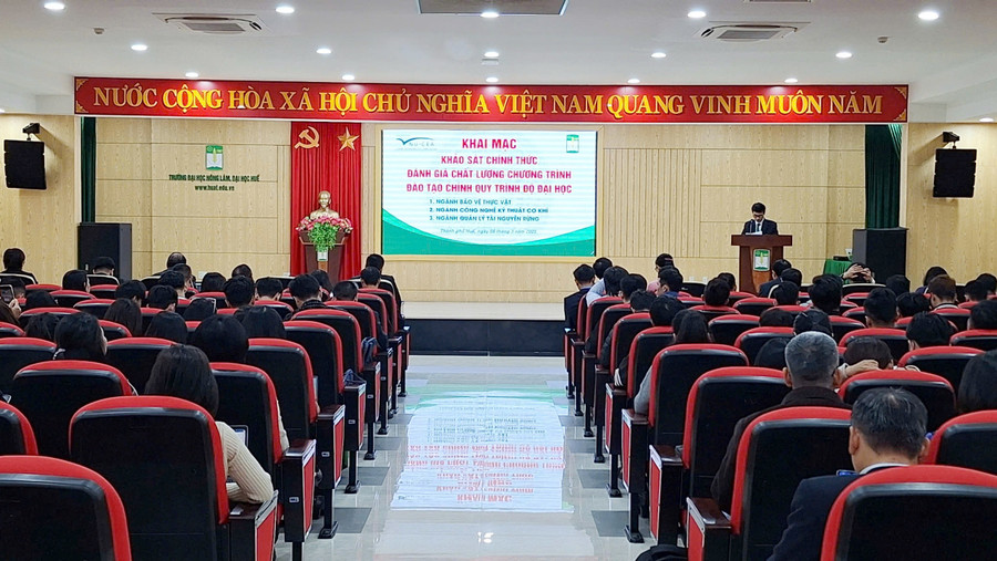 Khai mạc kỳ khảo sát đánh giá ngoài 3 chương trình đào tạo kỹ sư tại Trường Đại học Nông lâm, Đại học Huế. (Ảnh: Đại Dương)