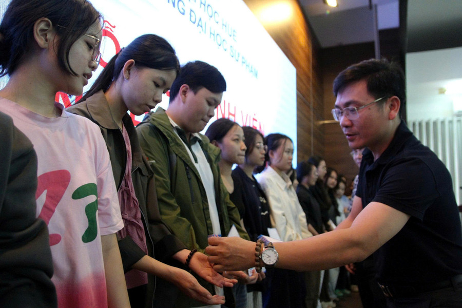 TS Hồ Hữu Nhật, Trưởng Phòng Tổ chức - Hành chính nhà trường trao quà đến các sinh viên. 3-6909.jpg