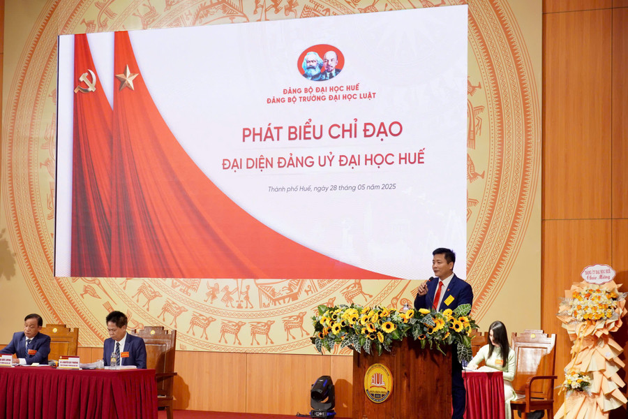 TS Bùi Văn Lợi, Phó Bí thư phụ trách Đảng ủy, Phó Giám đốc phụ trách Đại học Huế phát biểu chỉ đạo. z6648006974263-5c88f834f085028d54e3c0448291fae1.jpg