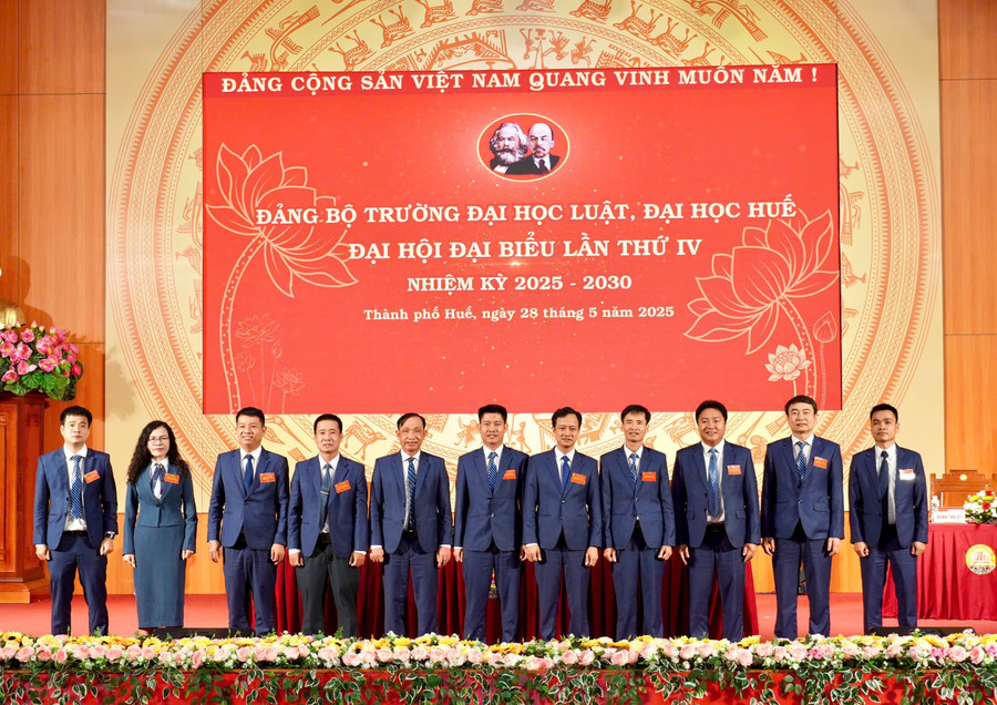 Ra mắt 11 thành viên Ban Chấp hành Đảng bộ Trường Đại học Luật, Đại học Huế nhiệm kỳ 2025 – 2030. z6648007047007-f72a51d9088a50e5488d3c392169e0c7.jpg