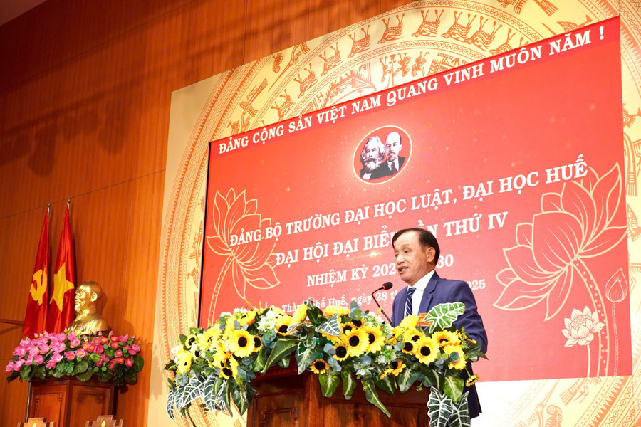 PGS.TS Đoàn Đức Lương, Bí thư Đảng uỷ, Hiệu trưởng Trường Đại học Luật, Đại học Huế báo cáo. z6648006980174-71d600fdf1abad3c03e10b17b000d2aa.jpg