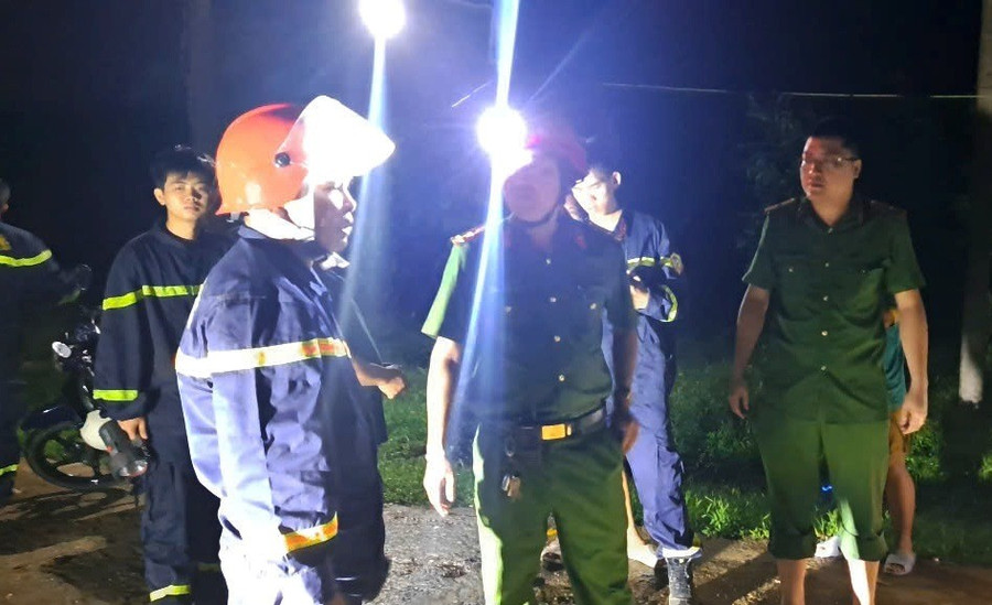 Phòng Cảnh sát PCCC và CNCH Công an TP Huế phối hợp phương án với Công an xã Hồng Hạ, huyện A Lưới trước lúc cứu hộ. z6673331526333-c7e4e81e057bfd7fdbdde906ba9ee69d.jpg