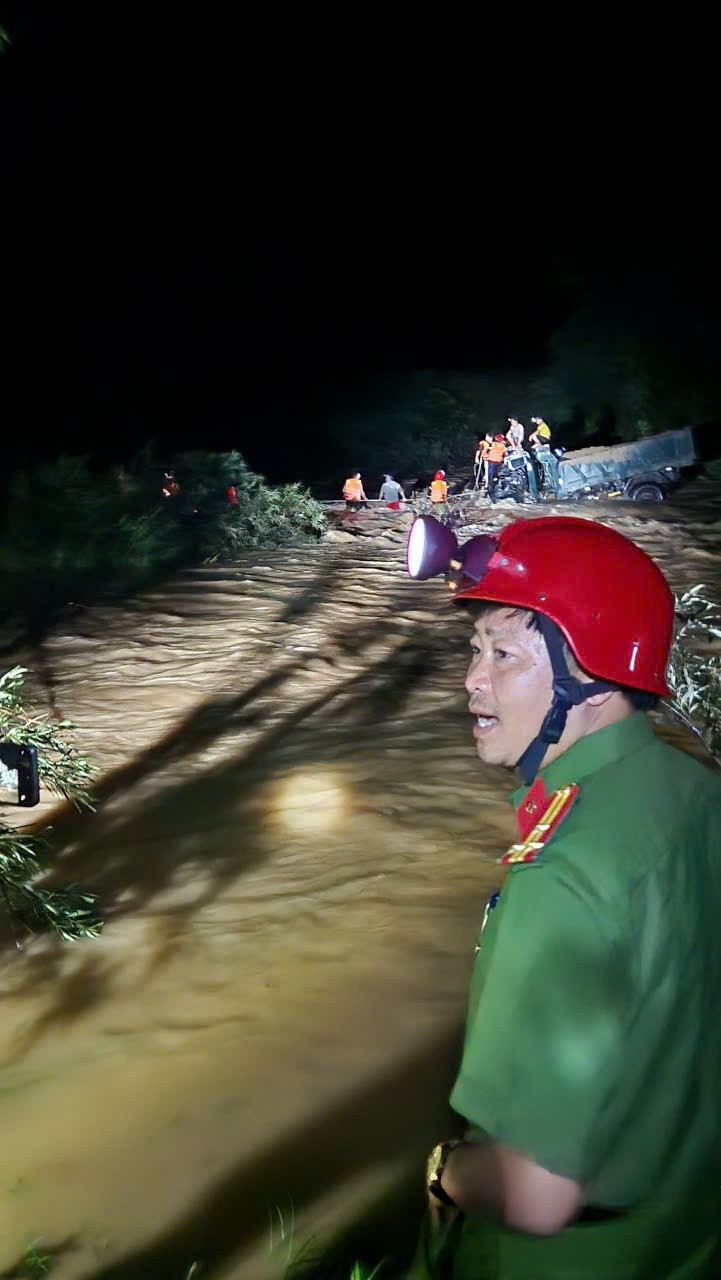Nước lũ lên cao, chảy xiết khiến việc cứu hộ rất nguy hiểm. z6673331544476-991a0aab94463a7128f6570214272dde.jpg