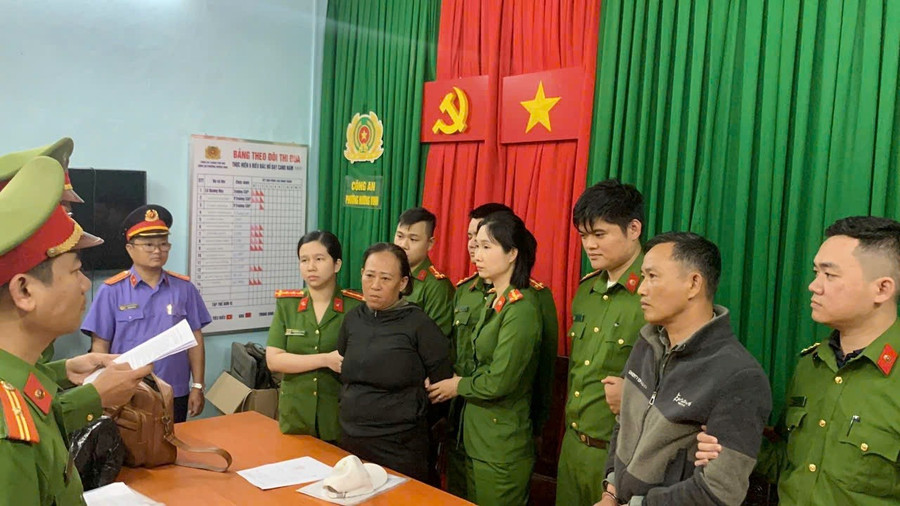 Nguyễn Thị Chín và ông Nguyễn Đình Minh bị bắt về hành vi tội “Làm giả tài liệu của cơ quan, tổ chức”. (Ảnh: CACC)