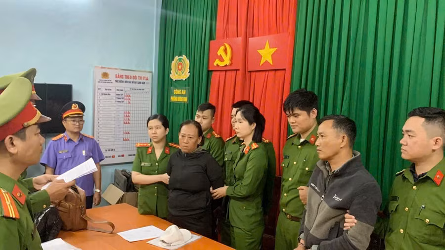 Nguyễn Thị Chín và ông Nguyễn Đình Minh bị bắt về hành vi tội “Làm giả tài liệu của cơ quan, tổ chức”. (Ảnh: CACC)