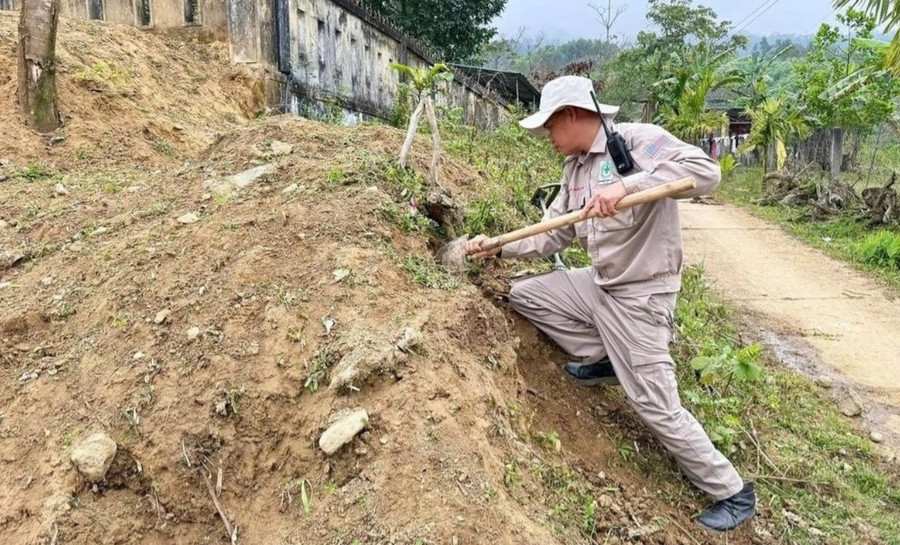 Phát hiện quả bom chùm trước trường học tại TP Huế. (Ảnh: Dự án NPA)