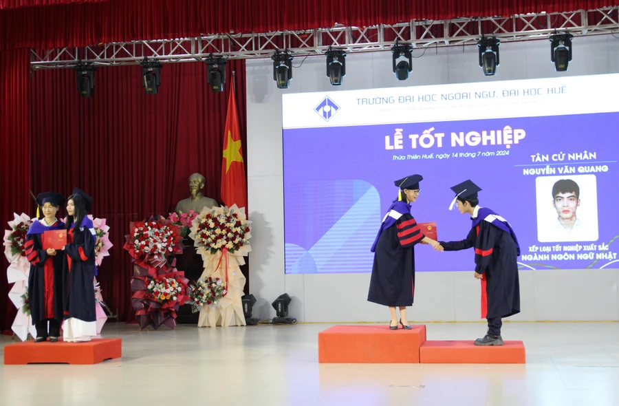 Trường Đại học Ngoại ngữ, Đại học Huế tổ chức lễ tốt nghiệp khoá 17 năm học 2023-2024. (Ảnh: Đại Dương)