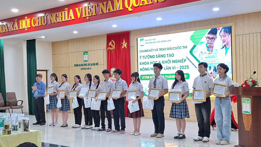 Trao chứng nhận cho các đội thi học sinh THPT trên địa bàn TP Huế. z6613757115490-a6a30dd6e4ec83c2db857a5885c0c8dc.jpg