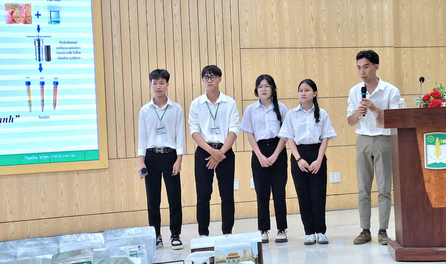 Nhận được nhiều câu hỏi khá hóc búa của ban giám khảo, các thành viên đội thi phải vất vả trả lời. (Ảnh: Đại Dương) z6613757147841-2ef2705a62f54e0feba50037430fb7f9.jpg