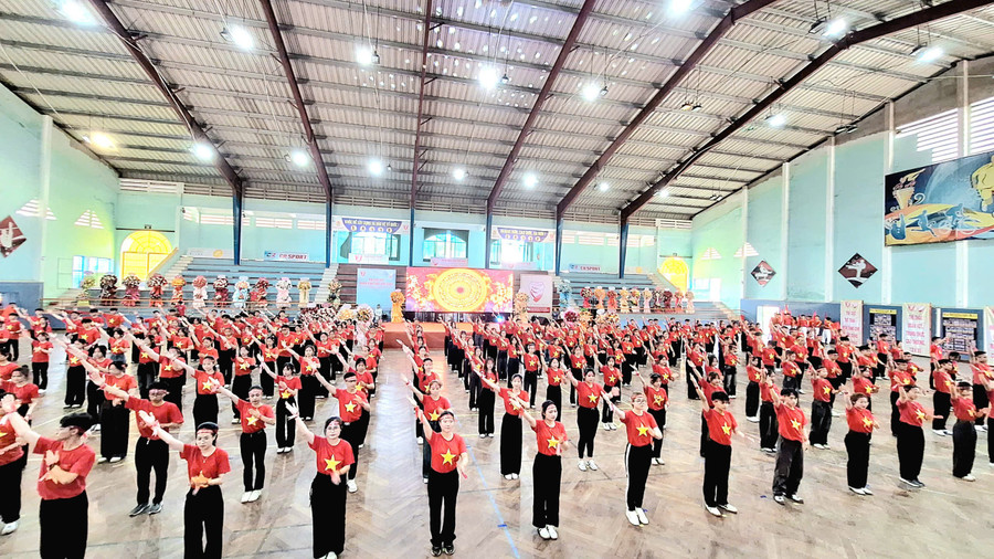 Màn đồng diễn của sinh viên Khoa Giáo dục Thể chất - Đại học Huế tại lễ kỷ niệm. (Ảnh: Đại Dương) z6612885791475-9e72235c6bc7f1a07ae5842446fd518c.jpg
