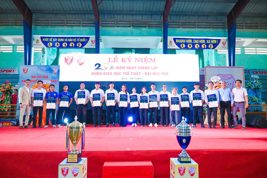 Trao học bổng cho sinh viên. (Ảnh: Bùi Ngọc Lân) z6613699550662-af233e31e5f4c1aa4f519ca74bd03cc9.jpg
