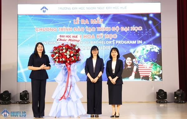 TS Đỗ Thị Xuân Dung, Phó Giám đốc Đại học Huế (bên trái) tặng hoa chúc mừng lãnh đạo Trường Đại học Ngoại ngữ, Đại học Huế tại lễ ra mắt ngành Hoa Kỳ học.
