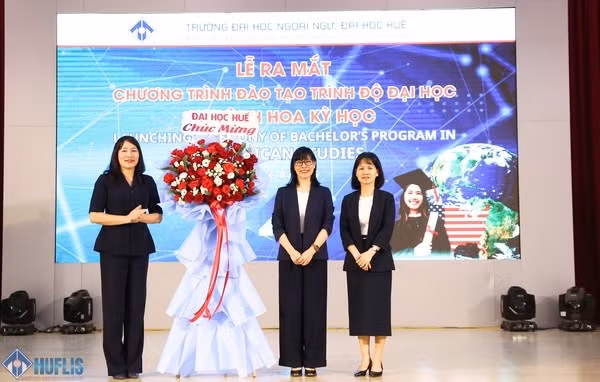 TS Đỗ Thị Xuân Dung, Phó Giám đốc Đại học Huế (bên trái) tặng hoa chúc mừng lãnh đạo Trường Đại học Ngoại ngữ, Đại học Huế tại lễ ra mắt ngành Hoa Kỳ học.