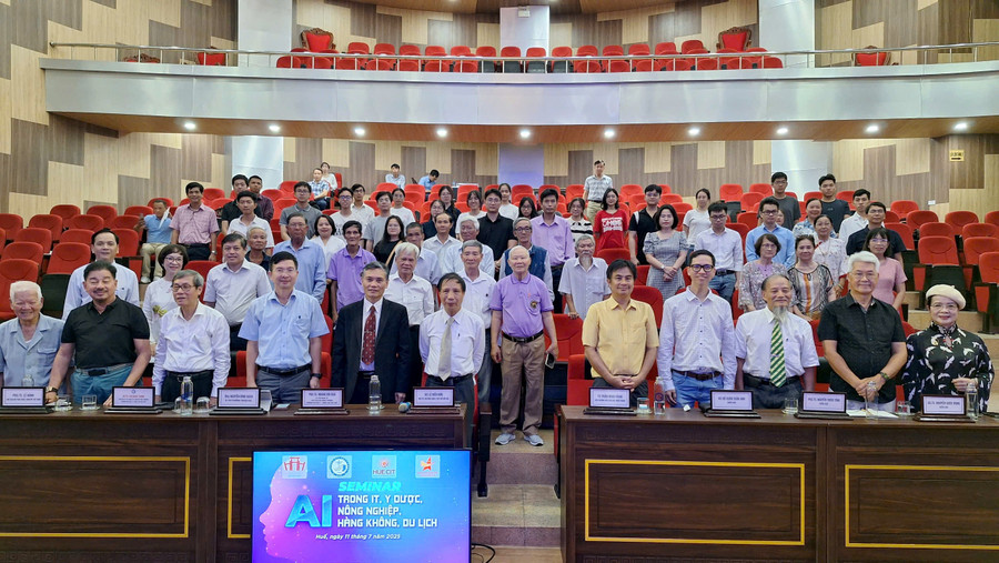 Các đại biểu chụp hình lưu niệm tại hội thảo. (Ảnh: Đại Dương) z6795217443365-e0754cbb3fbf7b7fd0ea3c0ef071185e.jpg