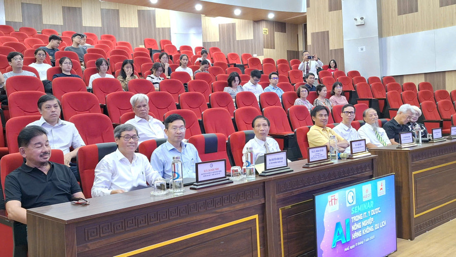 Các đại biểu tham dự hội thảo chuyên đề “Trí tuệ nhân tạo (AI) trong Công nghệ thông tin, Y Dược, Nông nghiệp, Hàng không, Du lịch”. z6793884172772-e8dc75b420668e76b508db29524f30bf.jpg