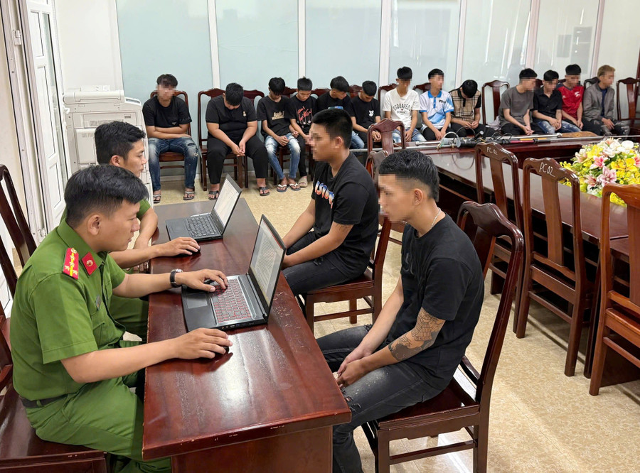 Công an TP Huế lấy lời khai 11 thanh thiếu niên mang theo hung khí chạy xe máy trên đường gây bức xúc cho người dân. (Ảnh: CACC)