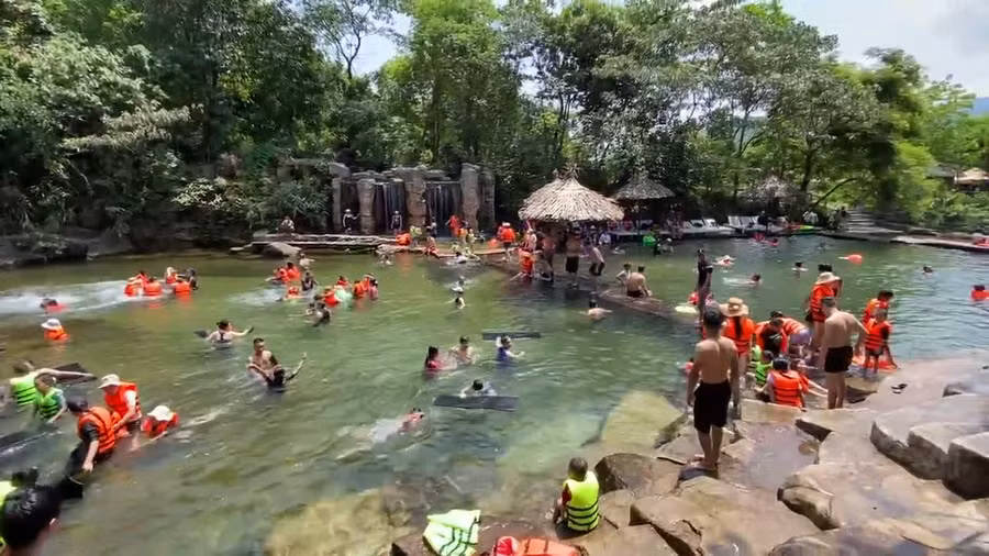 Du khách đến tham quan, nghỉ dưỡng tại Huế dịp lễ 30/4-1/5, vượt gần gấp đôi so với dự ước ban đầu.