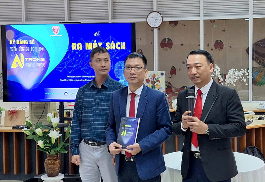 Nhóm tác giả Đại học Huế giới thiệu sách “Kỹ năng số và Ứng dụng AI trong giáo dục”.