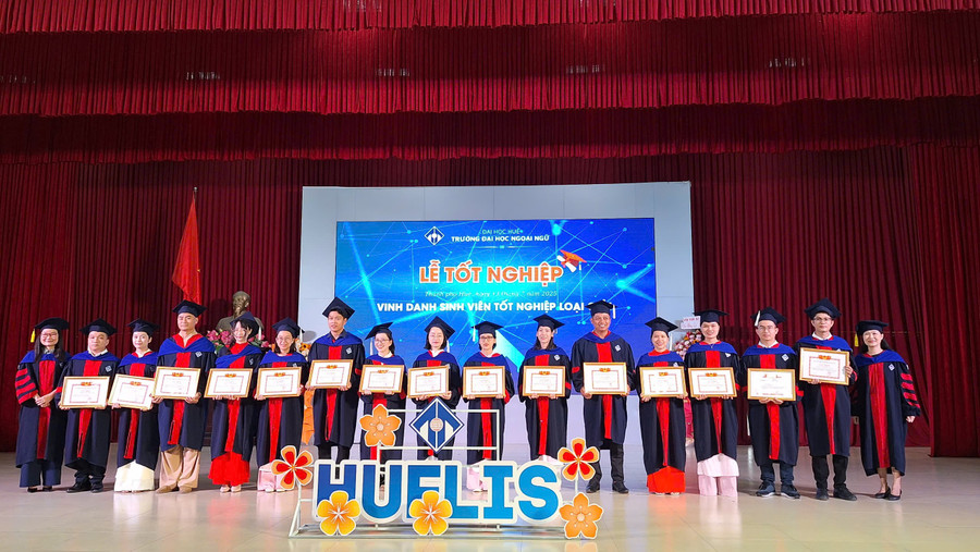 Khen thưởng các sinh viên hệ liên thông và bằng hai đạt loại giỏi tại buổi Lễ tốt nghiệp Trường Đại học Ngoại ngữ, Đại học Huế. (Ảnh: Đại Dương)
