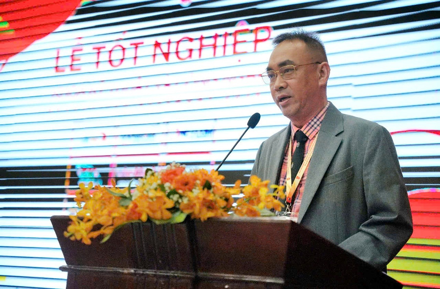 PGS.TS Nguyễn Quang Lịch - Khoa trưởng Khoa Kỹ thuật và Công nghệ - Đại học Huế phát biểu tại lễ tốt nghiệp niên khóa đầu tiên. (Ảnh: L.N) z6705043277206-07bd57a8e80935216125f995820cf3bc.jpg