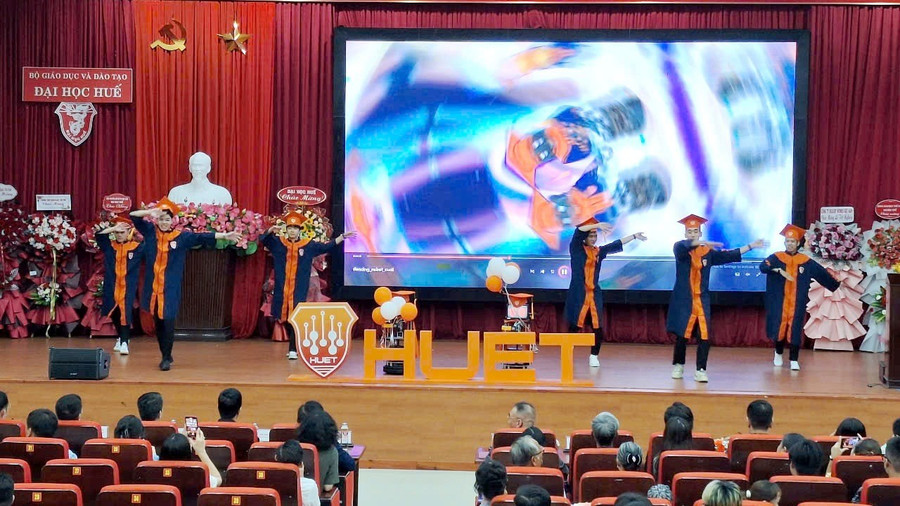Tiết mục nhảy cùng robot thú vị đặc trưng ngành kỹ thuật công nghệ của Khoa. z6704599906200-1e3235272c8e7a6becdbe5e9d762ab22.jpg
