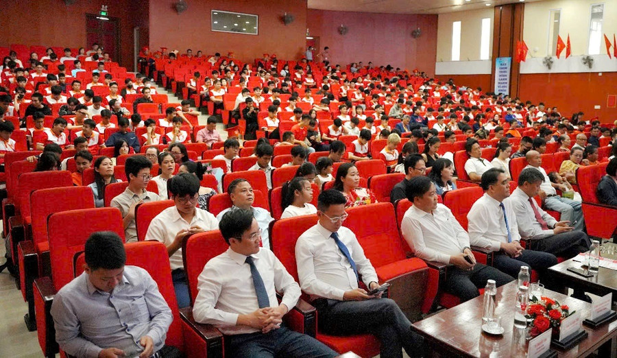 Các đại biểu về tham dự lễ tốt nghiệp. (Ảnh: L.N) z6705043273060-4819d06cbb73647f1bcfe480931ae79d.jpg
