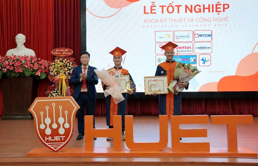 TS Bùi Văn Lợi - Phó Giám đốc phụ trách Đại học Huế tặng khen thưởng các tân cử nhân tốt nghiệp xuất sắc. (Ảnh: L.N) z6705043280373-b790cd569b8213cc871a09fee9e9886e.jpg