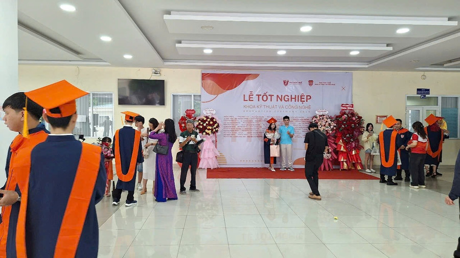 Các tân kỹ sư Khoa Kỹ thuật và Công nghệ - Đại học Huế chụp ảnh lưu niệm ở tiền sảnh Khoa. z6704599993891-7de6d35ffdb16e9be943833aec12c0b8.jpg