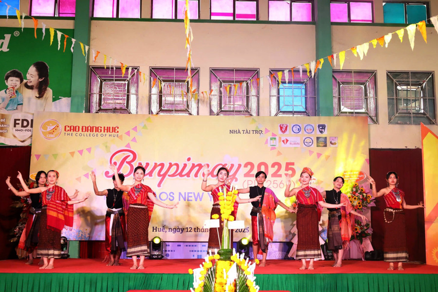 Chương trình chào mừng Tết cổ truyền Bunpimay 2025 nước CHDCND Lào cho các em lưu học sinh Lào đang học tập và sinh hoạt tại TP Huế. 