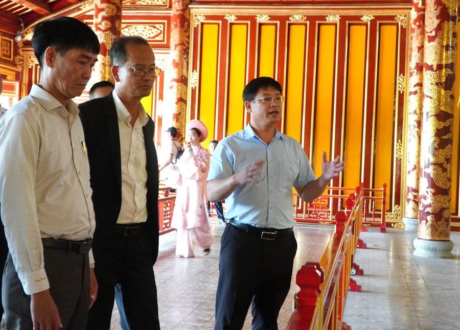 Ông Nguyễn Thanh Bình - Phó Chủ tịch Thường trực UBND TP Huế (áo sơ mi xanh) cho rằng, đây là một sự việc đáng tiếc và gây hậu quả rất nghiêm trọng. (Ảnh: H.T) hoe-3.jpg