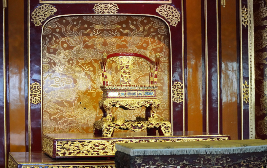 Một chiếc Ngai vàng phục chế khác được đưa vào Điện Thái Hòa ngày 26/5 - thay thế Ngai vàng cũ vừa bị phá hoại đang đem đi cất giữ ở nơi khác. (Ảnh: H.T) hoe-2.jpg