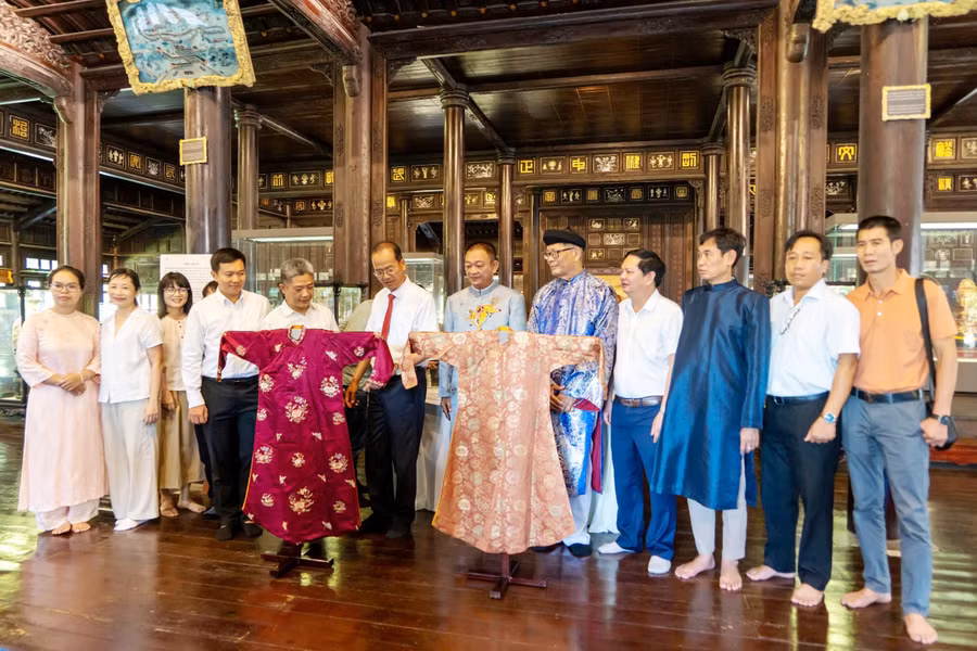 Trao tặng 2 chiếc áo dài quý của mẹ vua Bảo Đại cho TP Huế. (Ảnh: Trần Thiện)