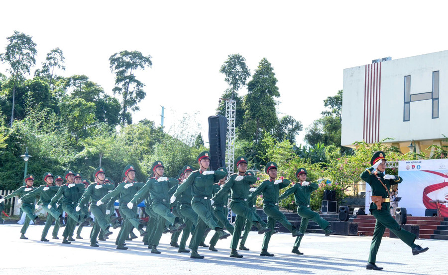 Màn duyệt đội ngũ đầy khí thế, kỷ luật do Đại đội 20 Trinh sát, Phòng tham mưu Bộ chỉ huy quân sự TP Huế thực hiện. z7033884408104-d17a94d47171087d7fd30ebefb2cebf2.jpg