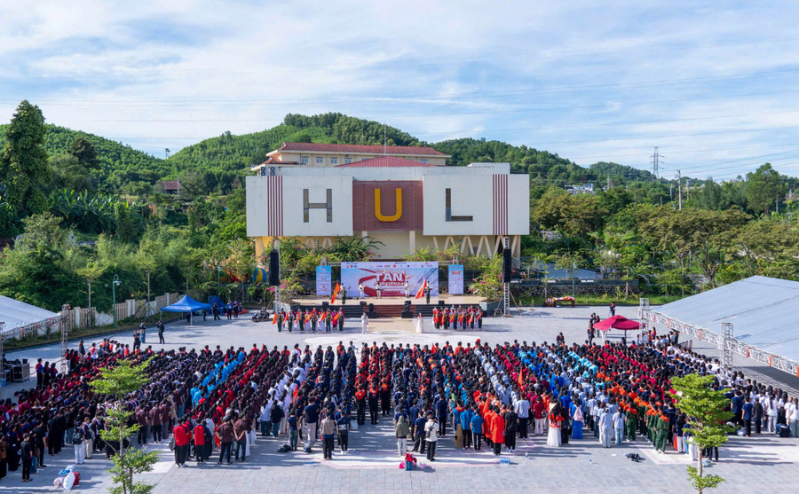 Không khí rực rỡ sắc màu trong ngày hội tân sinh viên Trường Đại học Luật, Đại học Huế.