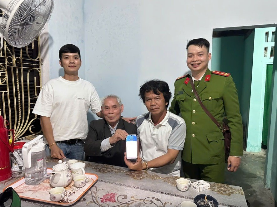 Công an hỗ trợ chủ đại lý vé số nhận lại tiền chi trả nhầm. (Ảnh: CACC)