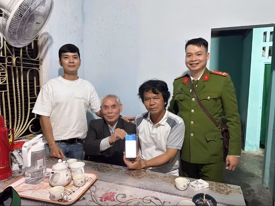 Công an hỗ trợ chủ đại lý vé số nhận lại tiền chi trả nhầm. (Ảnh: CACC)