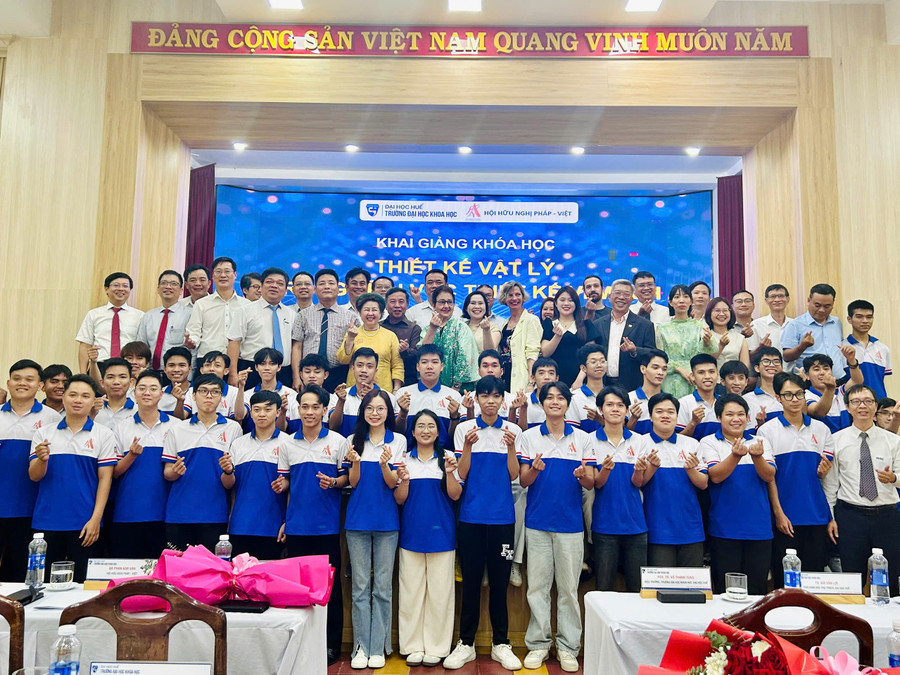 Khai giảng khóa học “Thiết kế vật lí trong lĩnh vực thiết kế vi mạch” tại Trường ĐH Khoa học Huế dưới sự giúp sức của Hội Hữu nghị Pháp - Việt.