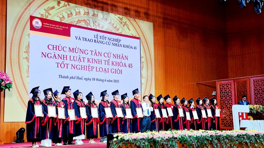 Trường Đại học Luật, Đại học Huế khen thưởng các tân cử nhân ngành Luật Kinh tế khóa 45 tốt nghiệp loại giỏi.