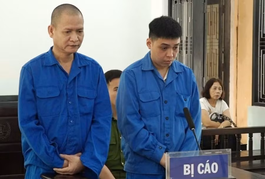 Nguyễn Minh Tuấn (phải) và Cao Minh Tân (trái) nhiều lần chở khách nước ngoài không giấy tờ bị tòa tuyên phạt gần 5 năm tù. 